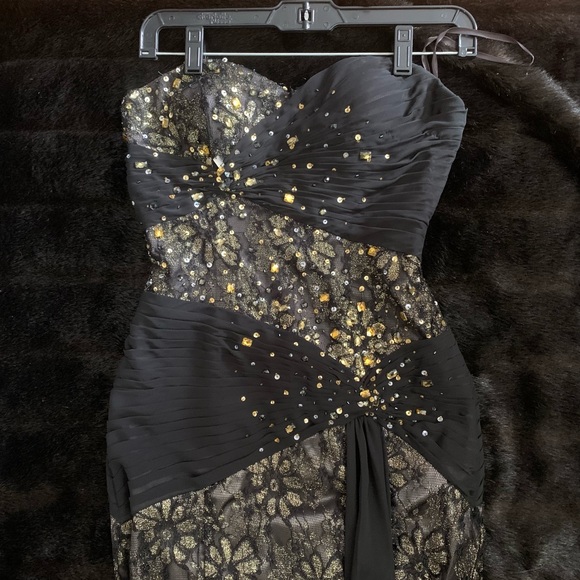 Black and gold gown - Picture 3 of 4
